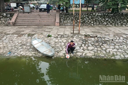 [Ảnh] Hà Nội: Người dân thả cá chép văn minh, không xả túi nylon trong ngày tiễn ông Công, ông Táo