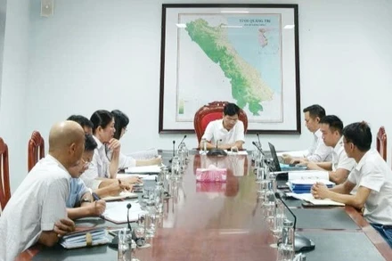 Lãnh đạo Sở Nông nghiệp và Môi trường Quảng Trị họp với các ngành và doanh nghiệp chăn nuôi vi phạm để xử lý vụ việc.