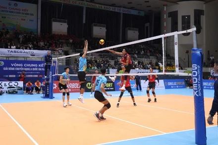 Sau lễ khai mạc là trận đấu giữa đội bóng chuyền Hà Tĩnh và đội bóng chuyền Bộ Tư lệnh Cảnh sát Cơ động.