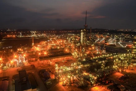 Khung cảnh nhà máy Lọc dầu Dung Quất. 