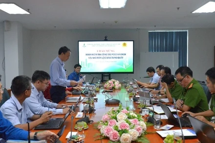 Trưởng Ban An toàn môi trường Công ty lọc hóa dầu Bình Sơn (BSR) Nguyễn Quang Hưng báo cáo tại buổi làm việc.