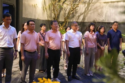 Đảng viên PVEP với chương trình về nguồn tại di tích nhà tù Hỏa Lò.