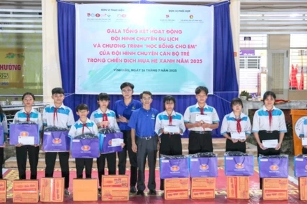 Đồng hành cùng các em học sinh, đội hình chuyên “Ong thông thái” tiếp sức các em học sinh có hoàn cảnh khó khăn luôn nỗ lực vươn lên trong học tập bằng món quà học bổng.