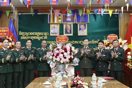 Thiếu tướng Phạm Đức Tiếp, Phó Giám đốc Học viện Quân y tặng hoa chúc mừng 72 năm Quốc khánh Campuchia và Ngày thành lập Quân đội Hoàng gia Campuchia.