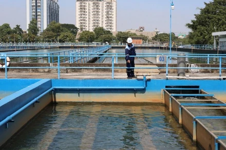 Nhân viên kiểm tra chất lượng nước tại Nhà máy nước Thủ Đức.