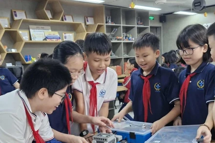 Mỗi góc học tập trong phòng thực hành STEM Petrovietnam tại Trường THCS Cầu Giấy đều được thiết kế mở, giúp học sinh có thể dễ dàng di chuyển, thảo luận và làm việc nhóm.