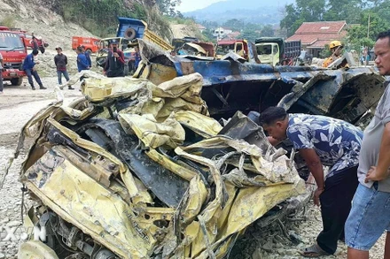 Phương tiện bị phá hủy do vụ lở đá tại Cirebon, Tây Java, Indonesia, ngày 31/5/2025. (Ảnh: THX/TTXVN)