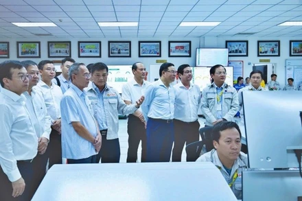 Lãnh đạo Petrovietnam nghe giới thiệu về quy trình vận hành nhà máy thông minh - Nhà máy Đạm Cà Mau.