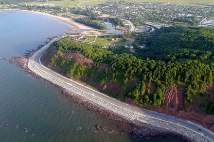 Tuyến đường bộ ven biển từ Nghi Sơn-Cửa Lò hoàn thành sẽ góp phần hoàn thiện mạng lưới giao thông của tỉnh Nghệ An và kết nối với mạng lưới đường bộ ven biển ở các địa phương khác.