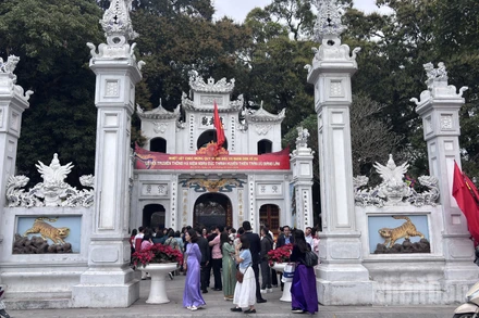 [Ảnh] Người dân Hà Nội nô nức đi lễ chùa đầu năm 