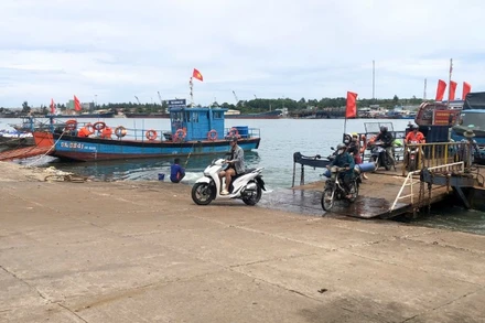 Phà sắt mang số hiệu QNa-0785 Long Hải có thời hạn sử dụng hơn 15 năm cho nên liên tục bị hư hỏng.