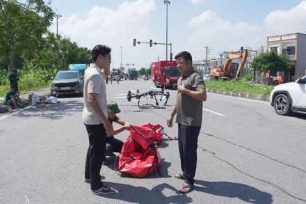 Nhân viên Viettel Post trao đổi nhanh phương án sử dụng drone để vận chuyển hàng cứu trợ người dân vùng bị cô lập do mưa lũ. (Ảnh: Đức Thọ)
