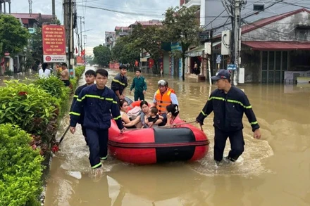 Phòng Cảnh sát phòng cháy chữa cháy và cứu nạn cứu hộ, Phòng Cảnh sát Cơ động, Công an tỉnh Lạng Sơn phối hợp với lực lượng Công an xã Thất Khê đưa người dân đến nơi an toàn.