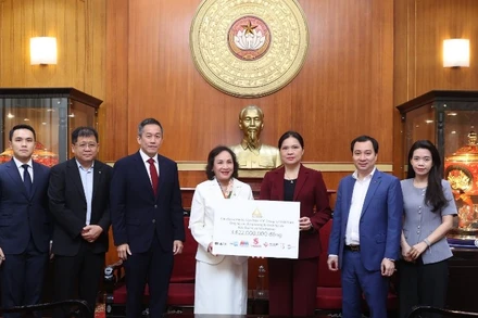 Lãnh đạo Sabeco và lãnh đạo Tập đoàn TCC trao tặng ủng hộ đồng bào bão lụt. 