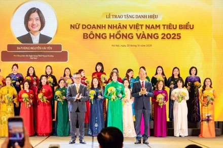 Đồng chí Phùng Nguyễn Hải Yến - Phó Tổng Giám đốc Vietcombank vinh dự được trao tặng danh hiệu “Nữ Doanh nhân Việt Nam tiêu biểu-Bông hồng Vàng 2025”