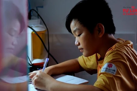 Những thiệt thòi trong cuộc sống dường như chưa bao giờ là rào cản cho những nỗ lực vươn lên trong học tập của Khoa.