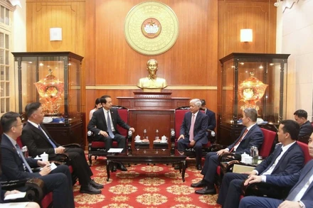 Đồng chí Đỗ Văn Chiến tiếp Đại sứ Trung Quốc Hà Vĩ và các đại biểu tại Trụ sở Ủy ban Trung ương Mặt trận Tổ quốc Việt Nam. 