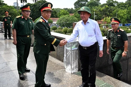 Thường trực Ban Bí thư Trần Cẩm Tú kiểm tra tiến độ, chất lượng các hạng mục hạ tầng tại khu vực Quảng trường Ba Đình. (Ảnh: DUY LINH)