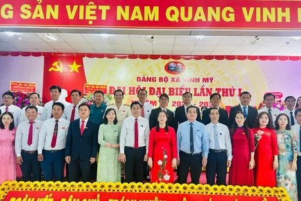 Các đồng chí lãnh đạo tỉnh Cà Mau và lãnh đạo xã Vĩnh Mỹ. (Ảnh: TRỌNG DUY)