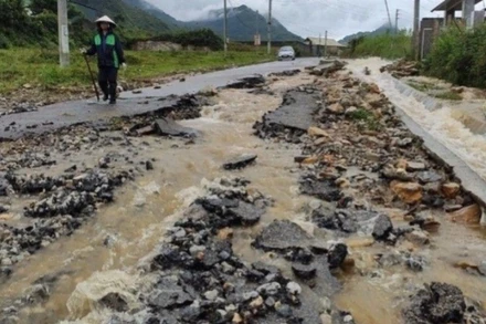 Các cơ quan, đơn vị được yêu cầu lên phương án đối phó diễn biến mưa lũ xảy ra trên diện rộng, bảo đảm giao thông thông suốt trong mọi tình huống. (Ảnh: TRANG LY)