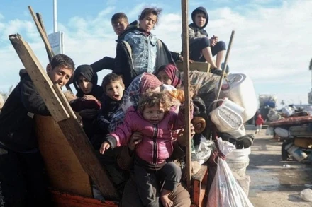 Người dân Palestine trở về nhà tại Gaza ngày 27/1/2025. (Ảnh: THX/TTXVN)