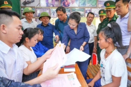 Làm thủ tục cấp bìa hồng cho người Đan Lai tại bản Cò Phạt, xã Môn Sơn. (Ảnh THÀNH CƯỜNG)