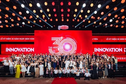 Người tiêu dùng hạnh phúc-Xã hội hạnh phúc-Nhân viên hạnh phúc luôn là kim chỉ nam cho mọi hoạt động của doanh nghiệp.