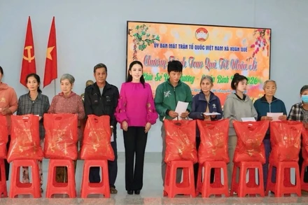 Bà Lê Nữ Thùy Dương trao quà Tết tới các hộ khó khăn xã Xuân Quế.