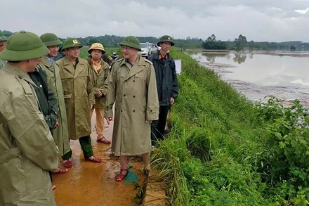 Lãnh đạo tỉnh Thanh Hóa cùng các ngành kiểm tra, chỉ đạo ứng phó lũ lụt ở xã Kim Tân.