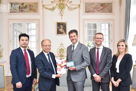 Đoàn công tác của Đại sứ quán Việt Nam làm việc với ông Xavier Delarue, Tỉnh trưởng tỉnh Meuse. (Ảnh: MINH DUY)