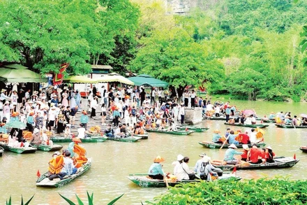 Du khách tham quan Tràng An (tỉnh Ninh Bình). (Ảnh: XUÂN LÂM)