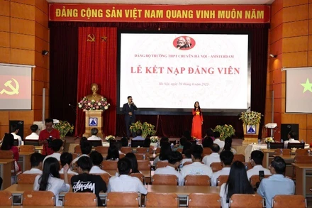 Quang cảnh buổi lễ kết nạp Đảng.