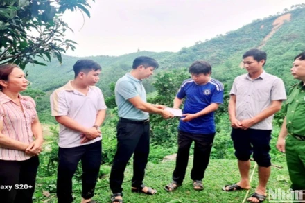 Chính quyền xã Đồng Tiến thăm hỏi, hỗ trợ gia đình có người bị lũ cuốn trôi. (Ảnh: CHÍ CƯỜNG)