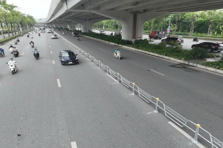 Đường Phạm Văn Đồng đang được triển khai lắp đặt hàng rào liên kết để phân làn ô-tô, xe máy.