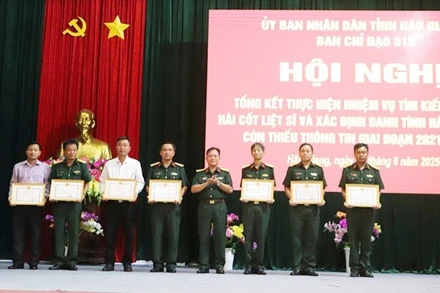 Tặng Bằng khen của Chủ tịch Ủy ban nhân dân tỉnh cho các cá nhân có thành tích xuất sắc trong thực hiện nhiệm vụ tìm kiếm, quy tập hài cốt liệt sĩ.