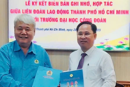 Đồng chí Võ Khắc Thái, Chủ tịch Liên đoàn Lao động thành phố (bên trái) và Phó giáo sư, Tiến sĩ Lê Mạnh Hùng, Hiệu trưởng Trường đại học Công đoàn (bên phải) thực hiện ký kết đào tạo, nâng cao trình độ, kiến thức, kỹ năng cho cán bộ công đoàn Liên đoàn Lao động thành phố.