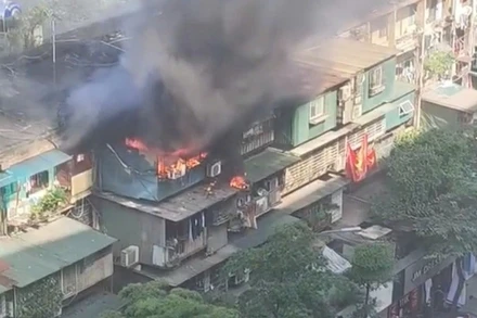 Một vụ cháy bùng phát tại căn hộ tầng 5 nhà A2 tập thể cũ Trung Tự (thành phố Hà Nội).