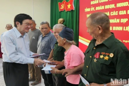 Nguyên Chủ tịch nước Trương Tấn Sang tặng quà cho các gia đình chính sách, người có công tại xã Thanh Thủy, tỉnh Tuyên Quang.