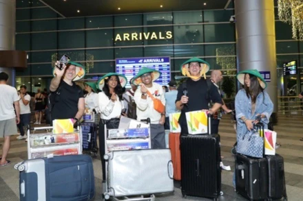 Năm 2024, tổng doanh thu của Cảng hàng không quốc tế Đà Nẵng đạt 1.615 tỷ đồng, đạt 104%. Trong ảnh là những du khách quốc tế đầu tiên từ Dubai đến Đà Nẵng tháng 6/2025. (Ảnh: ANH ĐÀO)