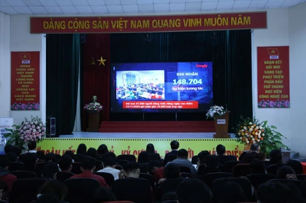 Tập thể, cá nhân được giải chụp ảnh với ban tổ chức cuộc thi. (Ảnh: KHÁNH HƯƠNG)