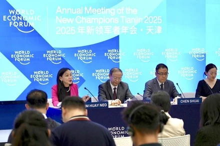 Họp báo về Hội nghị các nhà tiên phong của WEF. (Ảnh: Tân Hoa Xã)