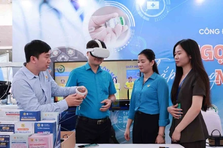 Người dân trải nghiệm một số công nghệ và sáng kiến tại Triển lãm “Ngày hội sáng tạo - khát vọng vươn mình”. (Ảnh HẢI NGUYỄN)