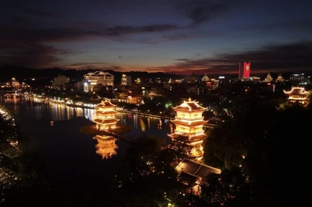 Phố cổ Hoa Lư về đêm.