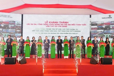 Ban lãnh đạo Vietcombank cùng các đại biểu thực hiện nghi thức cắt băng khánh thành Trung tâm số hóa, lưu trữ chứng từ kết hợp công trình văn hóa-thể thao của Vietcombank tại Bắc Ninh.