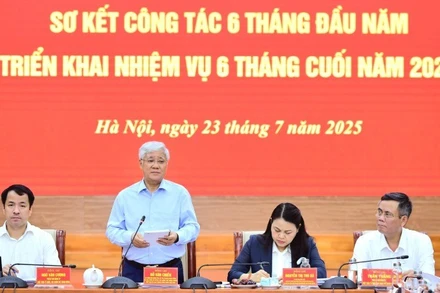 Đồng chí Đỗ Văn Chiến chủ trì hội nghị.