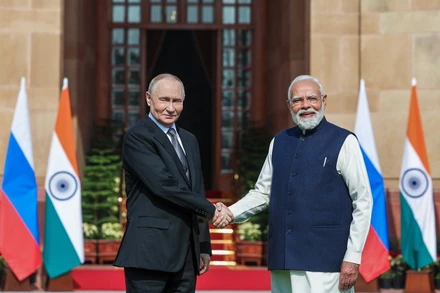 Tổng thống Nga Vladimir Putin (trái) và Thủ tướng Ấn Độ Narendra Modi tới tham gia Hội nghị Thượng đỉnh Ấn Độ-Nga thường niên lần thứ 23 ở New Delhi ngày 5/12/2025. (Ảnh: TTXVN)