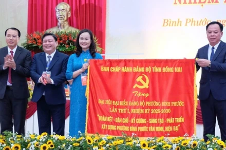 Phó Bí thư Tỉnh ủy, Chủ tịch ủy ban nhân dân tỉnh Đồng Nai Võ Tấn Đức tặng cờ chúc mừng đại hội.