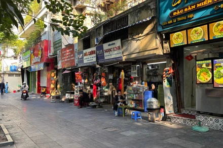 Phố trung tâm Hà Nội trong chiến dịch xây dựng phường kiểu mẫu về trật tự văn minh đô thị.