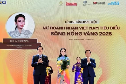 Phó Thủ tướng Chính phủ Mai Văn Chính và Chủ tịch VCCI Phạm Tấn Công trao danh hiệu Bông hồng vàng cho bà Lê Nữ Thùy Dương.