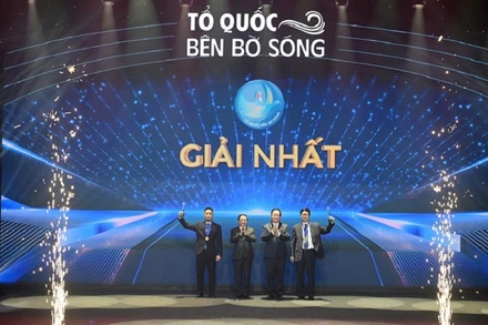 Trưởng Ban Tuyên giáo và Dân vận Trung ương Nguyễn Trọng Nghĩa và Đại tướng Trịnh Văn Quyết, Chủ nhiệm Tổng cục Chính trị Quân đội nhân dân Việt Nam trao giải Nhất cho các tác giả đoạt giải. (Ảnh: ĐÔNG HÀ)